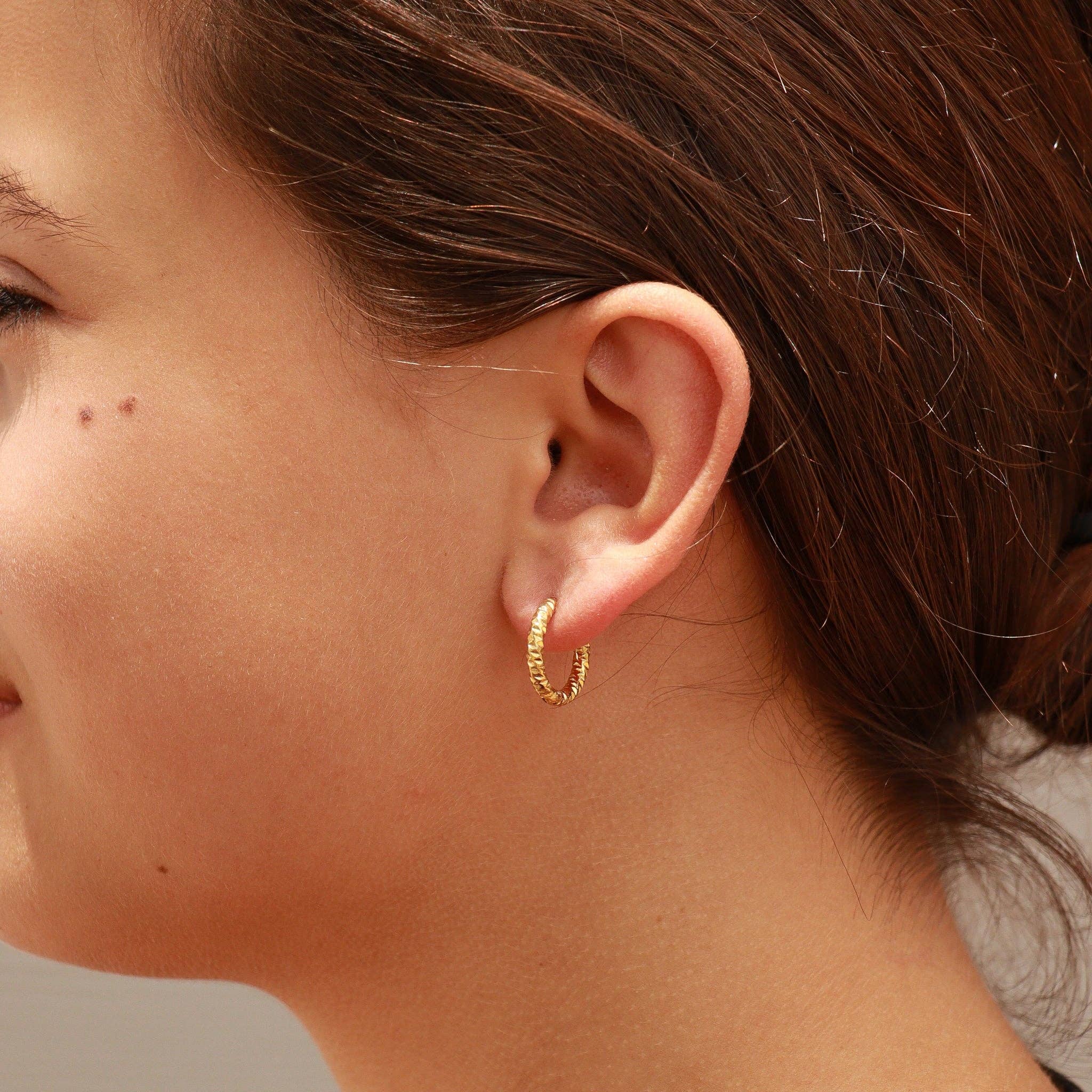 18K Gold PVD Stainless Steel Textured Huggie Hoop Earrings / ERJ0012: Gold / 15mm